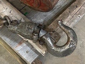 lot 32 image: Wright Chain Hoist