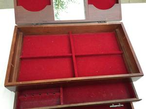 lot 40 image: Vintage London Leather Jewelry Box