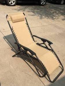 lot 205 image: Folding Lounge Lawn Chair