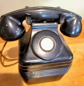 lot 234 image: 1930s Leigh Model 86 Beehive Phone