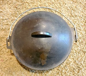 lot 233 image: Vintage Wager Footed KettleBean Pot With Lid