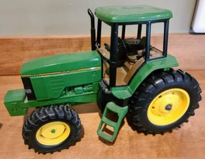 lot 262 image: Pair of John Deere Tractors Lot #3
