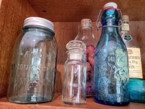 lot 281 image: Large Lot of Vintage Bottles