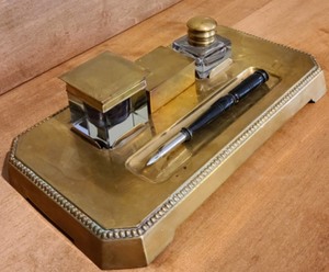lot 284 image: Vintage Fountain Pen And Ink Desk Set