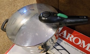 lot 293 image: Large Roaster and Pressure Cooker