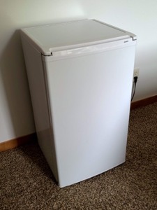 lot 325 image: Sanyo Mini Fridge