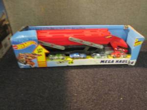 Hot Wheels Mega Hauler w 4 Vehicle...