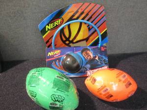 Nerf Hoop & 2 Footballs W2...