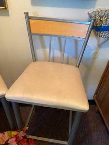 lot 16 image: 2 Metal Bar Stools