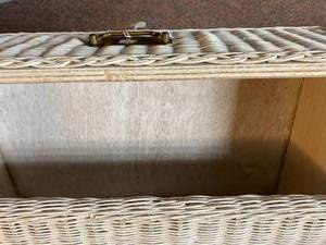 lot 17 image: 4 Drawer White Wicker Dresser
