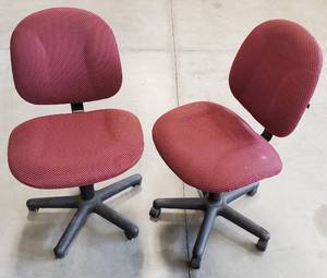 lot 46 image: 2 Desk Chairs