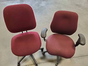 lot 47 image: 2 Desk Chairs