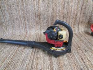 lot 3 image: Homelite Gas Mighty Lite 26B Gas Bl...