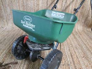 lot 9 image: Scotts Turf Builder Edge Guard Min...