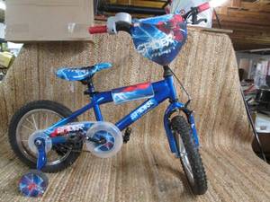 lot 27 image: Boys 14 Spiderman Bike With Train...