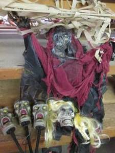 lot 35 image: Halloween Dcor (Skull (Battery Op...