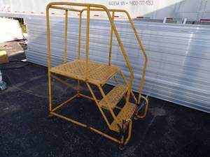 lot 5 image: Industrial Step Ladder with platform