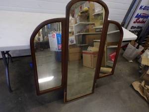 lot 98 image: Vintage Vanity Mirror Hinged