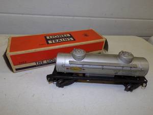 lot 10 image: Vintage Lionel  Sunoco Oil Tanker
