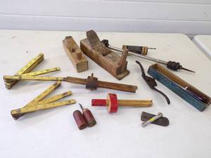 lot 32 image: Nice lot of Vintage Tools