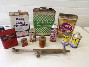 lot 42 image: Lot of Oil cans and accessories