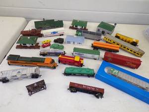 lot 103 image: Vintage Toy Train Set miscellaneous cars and accessories
