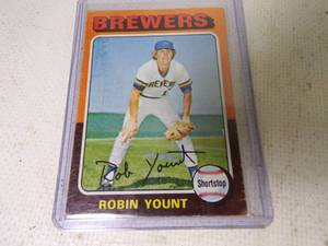 lot 109 image: 1975 Topps Robin Yount Rookie Card