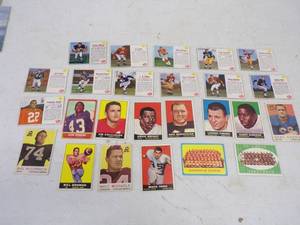 lot 117 image: 26 - Vintage 1960s Football Cards