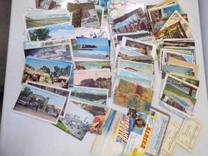 lot 123 image: 200 Vintage Postcards