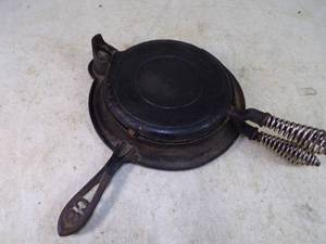 lot 158 image: Cast Iron NO.8 Cresent Waffle Maker
