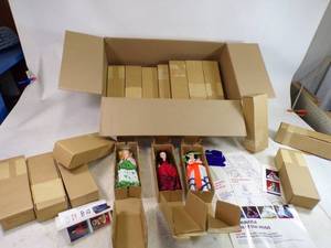 lot 169 image: Rare Collection Unopened 22 Arco Gas Station Dolls of the world Promotional Giveaway 1970s