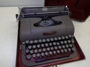 lot 170 image: Vintage Underwood Typewriter working condition even the bell rings