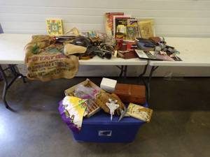 lot 184 image: Vintage Lot of Assorted Collectables