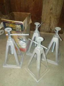 4 stabilizing jacks in original box. Like New.