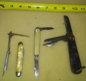 4 pocketknife knives,