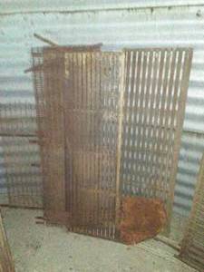 5 mesh panels, 2 grates