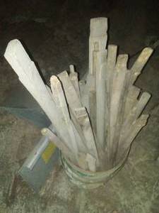 Wood Wagon Wheel spokes � 5 gallon bucket full.