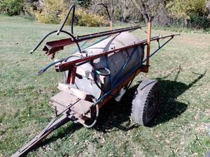 Spray tank on frame with boom arms