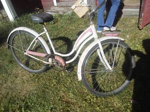 lot 47 image: Vintage Ladies Schwinn Bike, appears complete