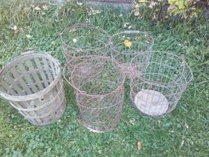 lot 94 image: 5 Vintage Chicken Egg Baskets one is wood with handle - RARE