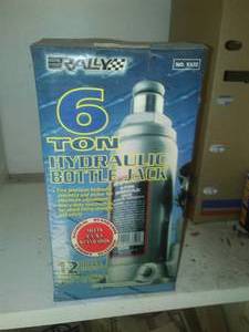 lot 63 image: 6 Ton Hydraulic Bottle Jack  New.