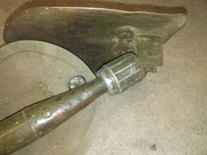 lot 83 image: Military Fox Hole Shovel, secure snap.