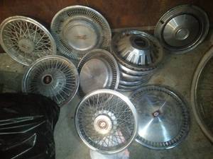 lot 118 image: Oldsmobile Hubcaps (14) variety