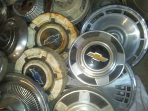 lot 119 image: Chevrolet Hubcaps (20) variety