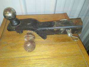 lot 288 image: 2 in. Receiver Hitch, 3 balls and pin.