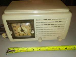 lot 375 image: Vintage GE Alarm Clock Radio