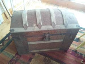 lot 386 image: Vintage Humpback Steamer trunk