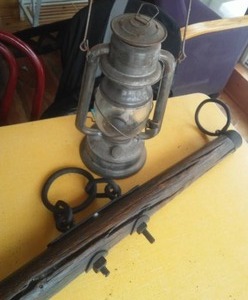 lot 400 image: Equine Evener and Vintage lantern -Marswell No. 2 Cold Blast