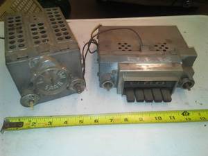 lot 410 image: Automotive Ford 12v Radios (2).