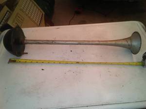 lot 420 image: Vintage Automotive Horn.